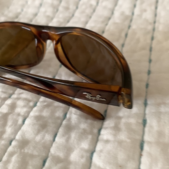 Ray-Ban women’s sunglasses tortoise shell frames - Picture 8 of 9